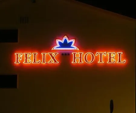 Felix & 3*